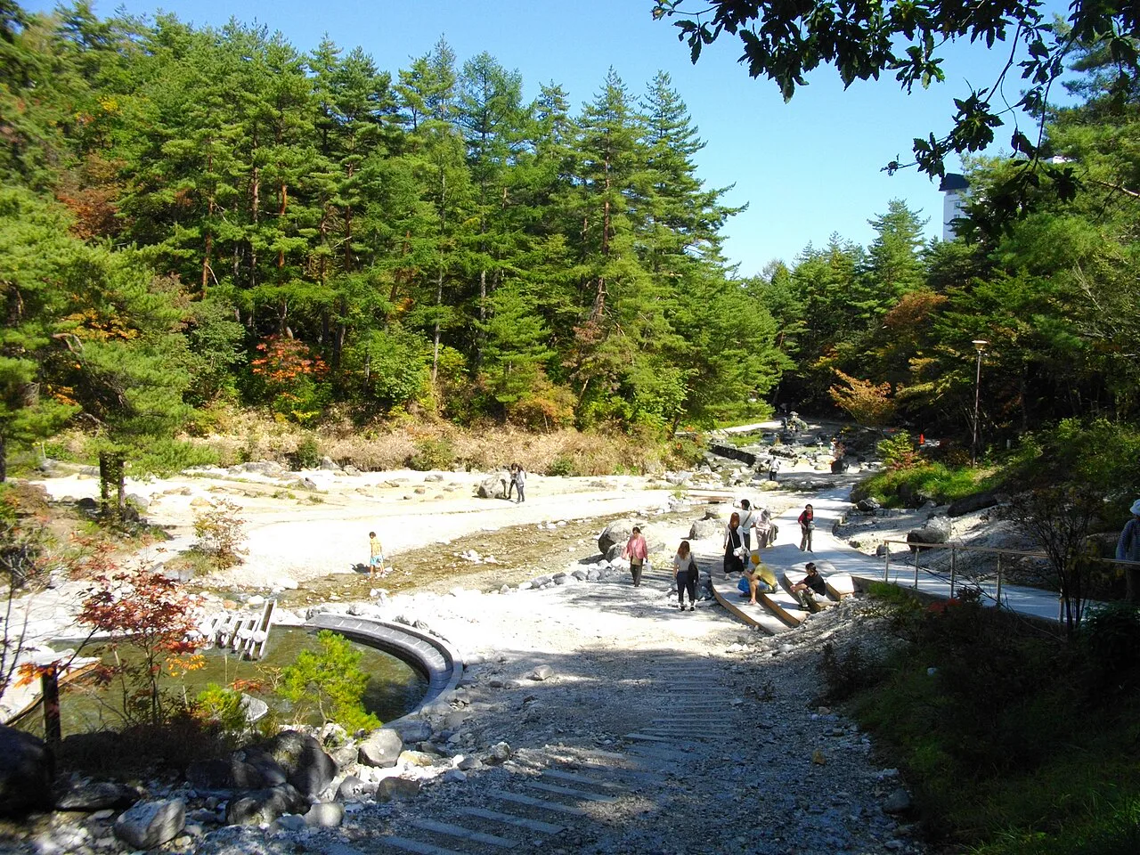 草津西之河原公園景觀,顯示永田屋所在草津溫泉西側步行環境