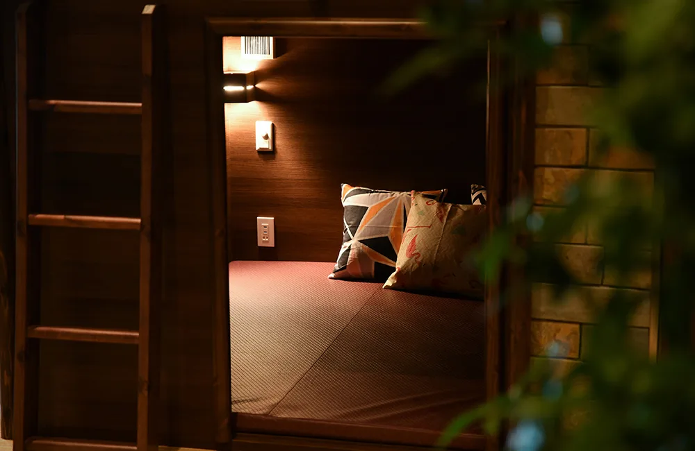 forest villa 半個室 Log Shelter,設有軟墊、照明與充電插座