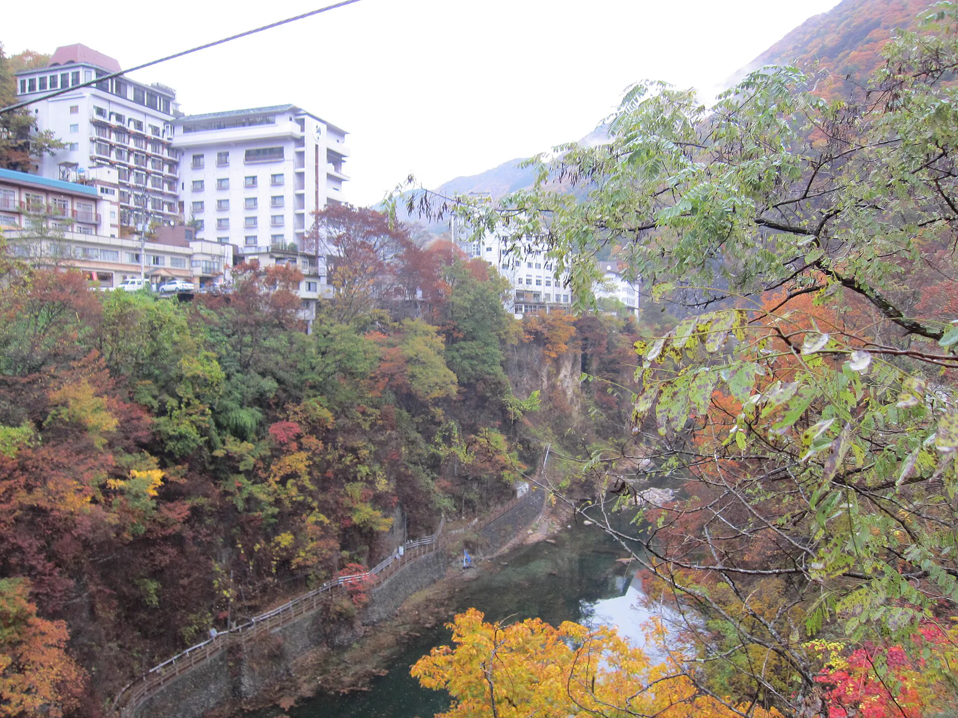 秋季紅葉包圍的群馬老神溫泉鄉與山谷建築景色