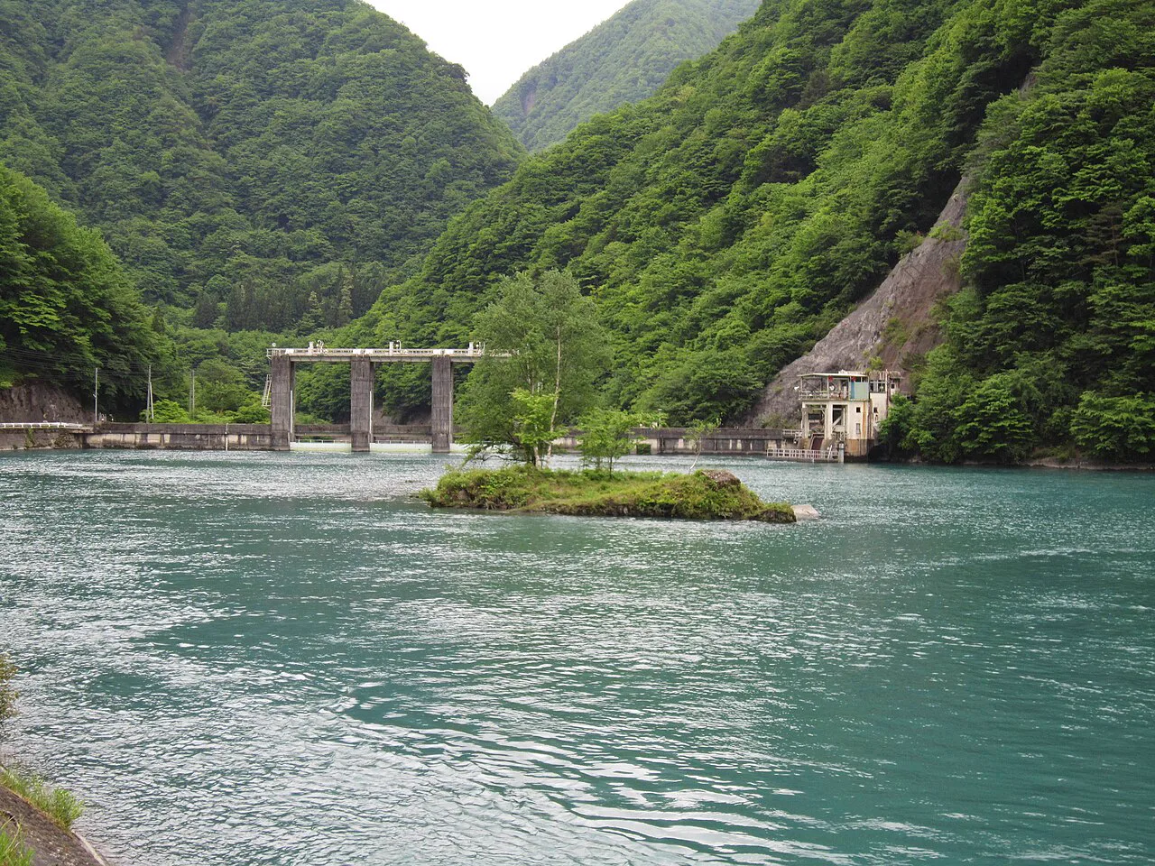 奈良田附近西山水壩與山間湖泊景觀