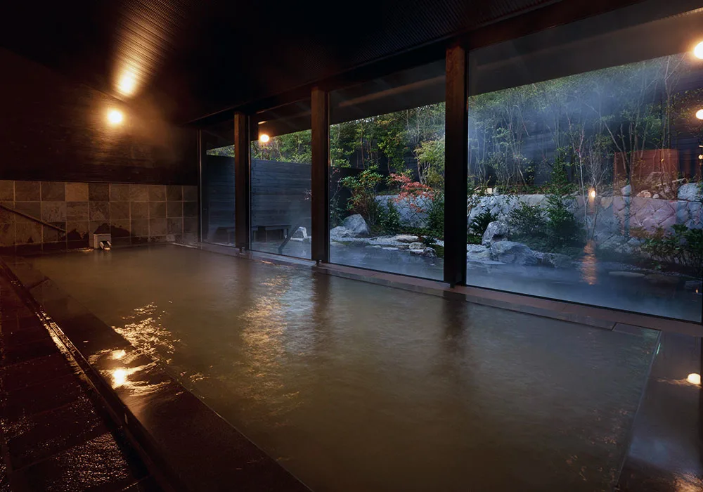 雲仙宮崎旅館大浴場麒麟之湯,木造高天井與白濁硫黃泉