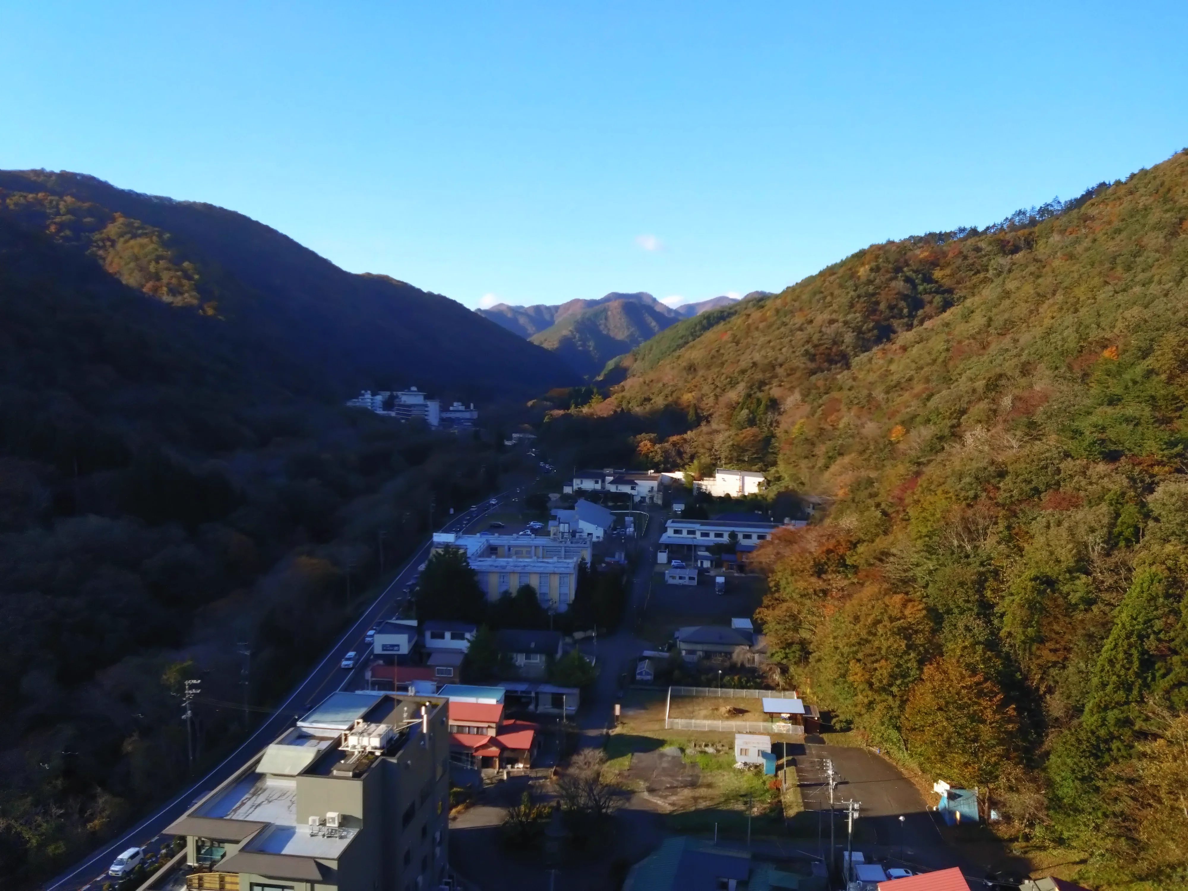 從作並橋望向廣瀨川沿岸的作並溫泉與旅館