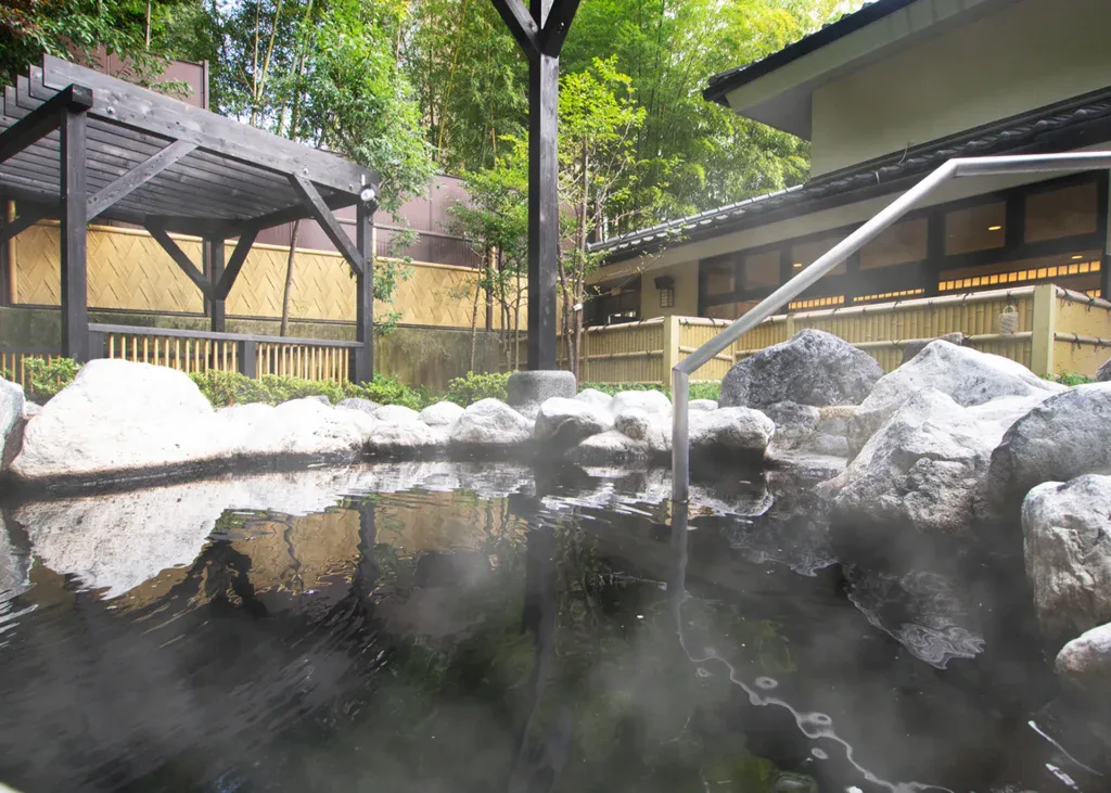 多摩境天然溫泉森乃彩值得去嗎？泉源掛流露天、爆風桑拿與休館日怎麼排