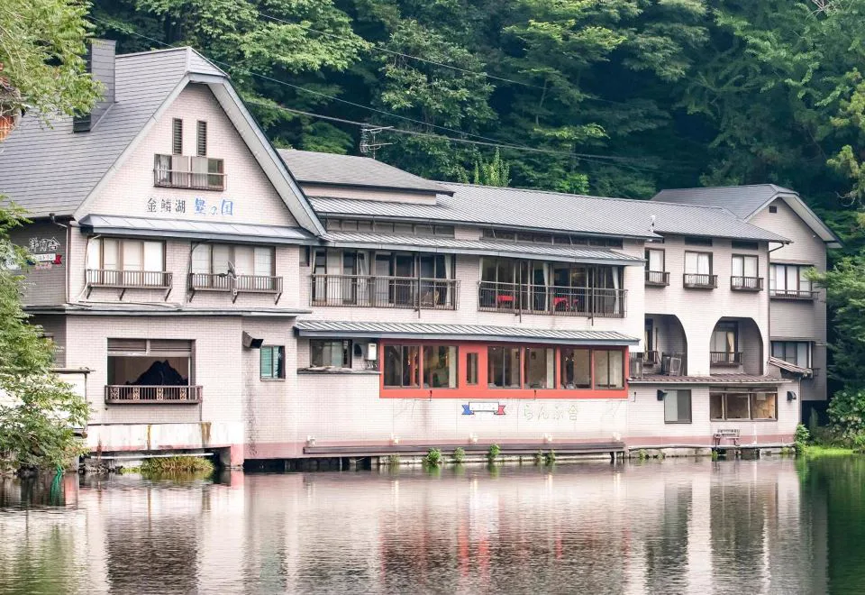 金鱗湖豐國度假村值得住嗎?真正湖畔房景、泉源掛流與無私人浴池的取捨