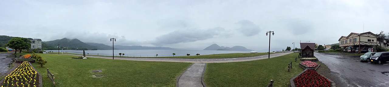 洞爺湖全景與湖岸地形,展示住宿區位與湖面之間的距離關係