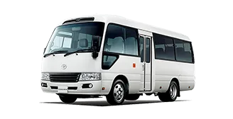 冬季藏王溫泉街與積雪建築，顯示目的地進入雪季後戶外停車與步行環境會明顯改變