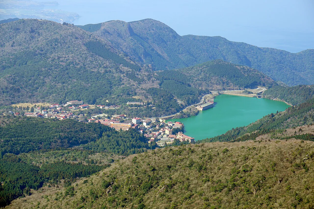 從山上俯瞰雲仙溫泉與島原半島山地，顯示溫泉地位於高地環境