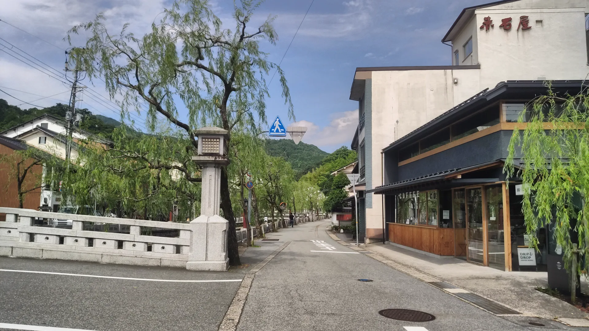 城崎溫泉北柳通的街道、柳樹與沿街店舖