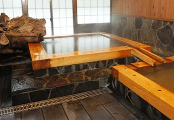 山(びこ)旅館親子檜木家族湯,大小浴槽可按成人與兒童需要分開使用