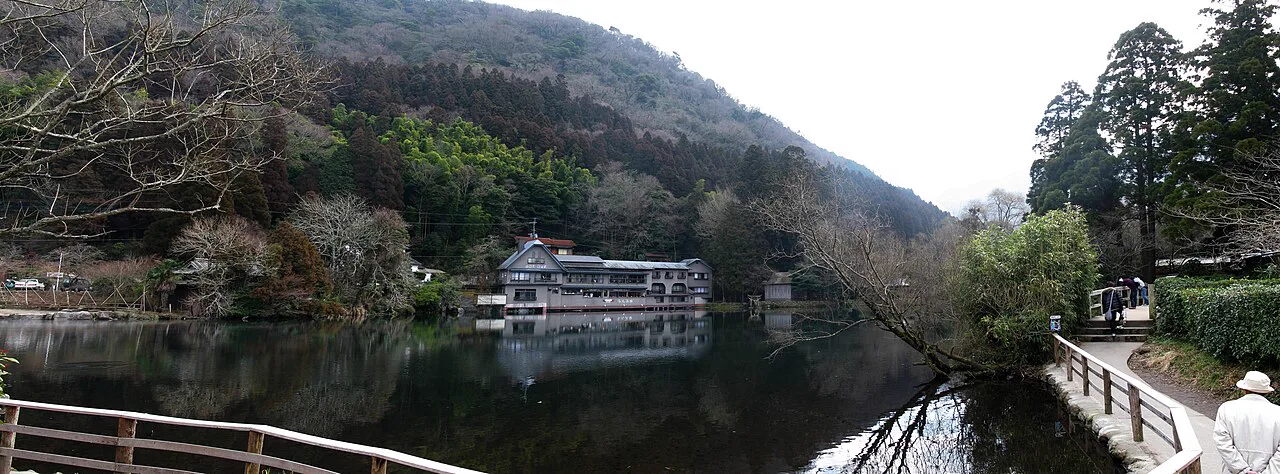 金鱗湖全景，說明下之湯（下ん湯）所在湖畔環境與外部視線背景