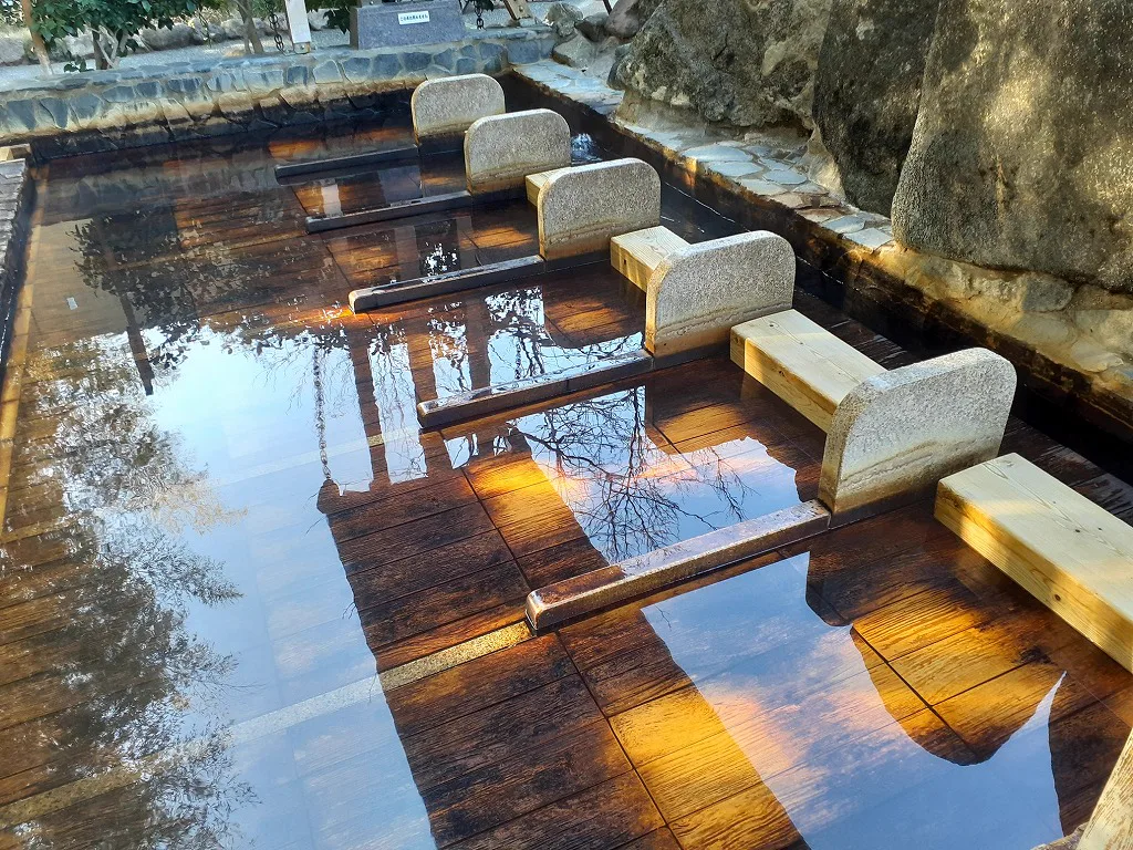 清河寺溫泉與湯（けむり）横丁怎麼選？2026 泉源掛流、夜間票價與大宮接駁比較