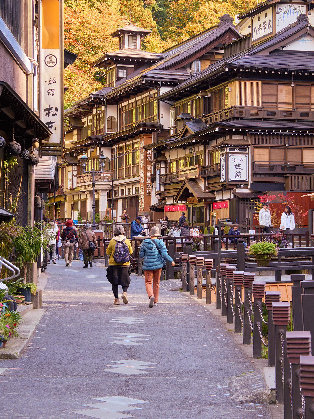 白天銀山溫泉主步道與兩旁木造旅館