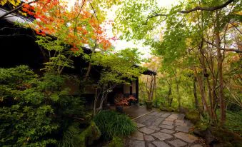 由布院 月燈庵(ゆふいん月燈庵)山林中的露天溫泉浴池
