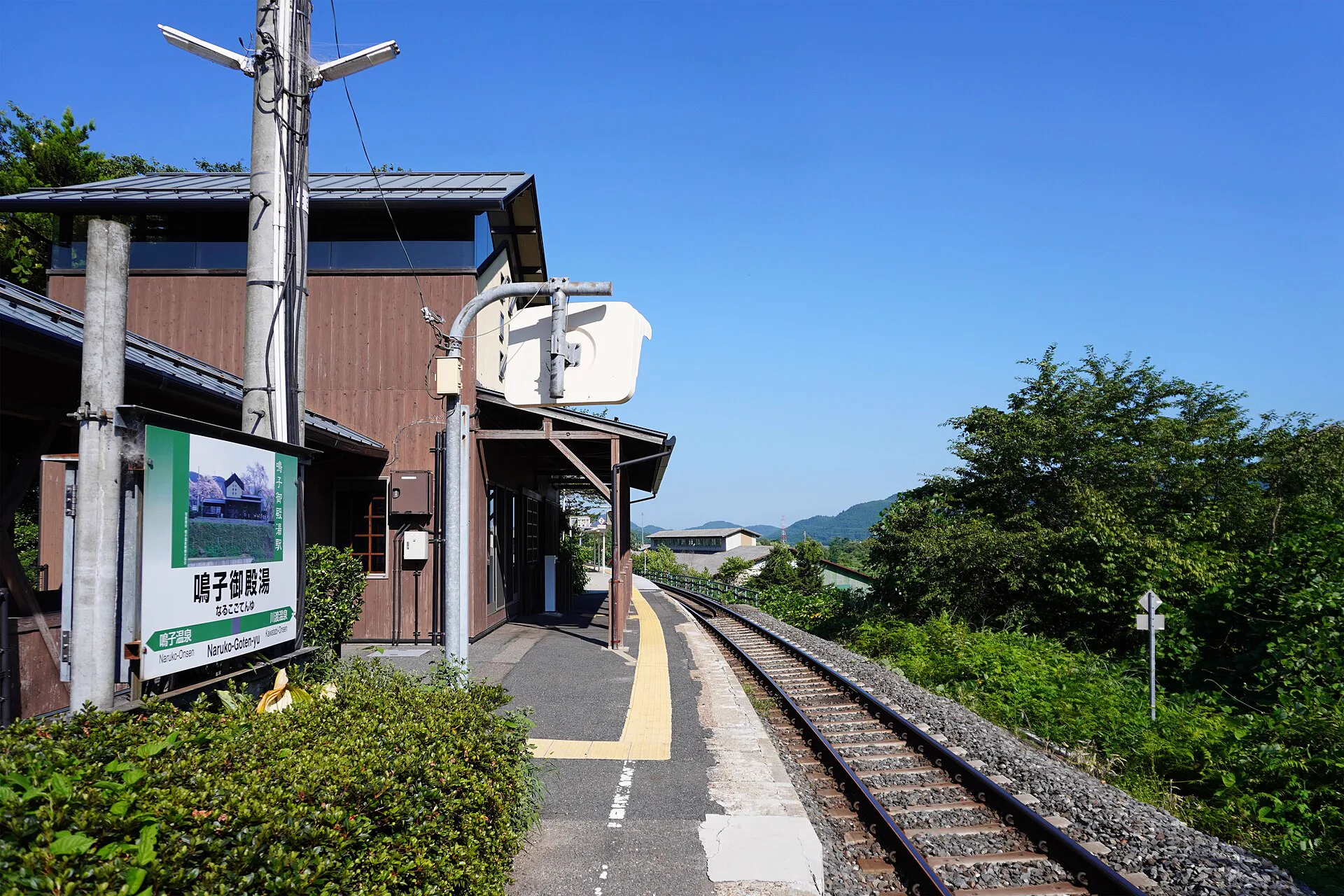 JR鳴子御殿湯站月台;東鳴子位於鳴子溫泉站以東的正常JR區間,連住時可把外出縮成短程鐵路,而不用每天處理中山平方向的代行巴士