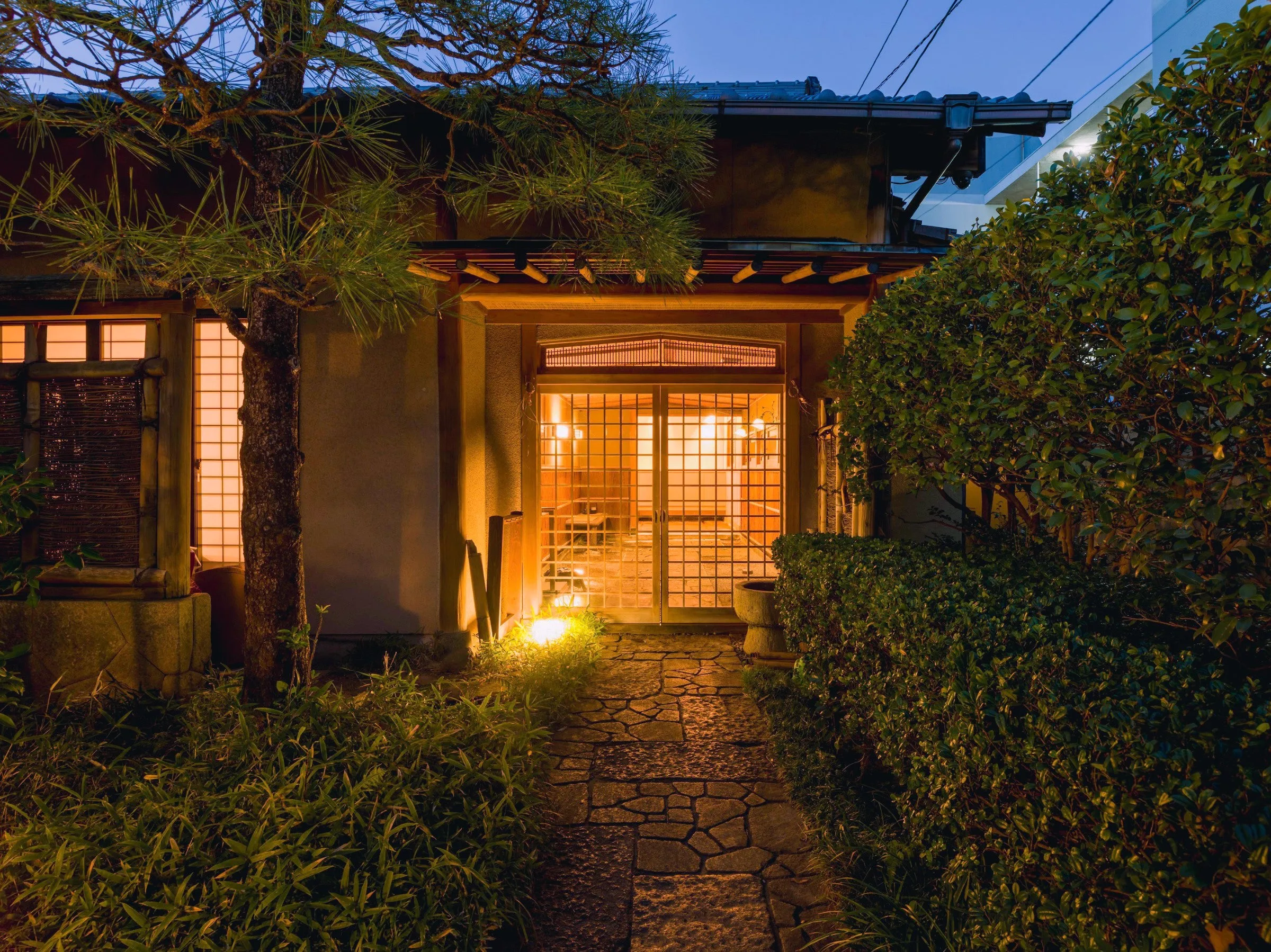 割烹旅館(ゆめさき)夜間入口與數寄屋風格庭園,呈現小型傳統旅館的低密度住宿氛圍