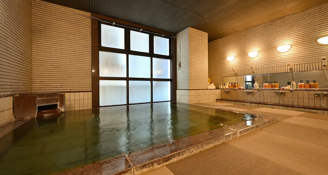 美松館琉球畳大浴場坐庵，浴槽周邊鋪設畳面並設完整洗場