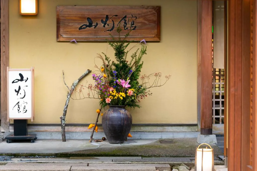 2026由布院紅葉住宿：田乃倉 vs 山灯館怎麼選？金鱗湖、房內用餐、私人露天與湯巡一次比較