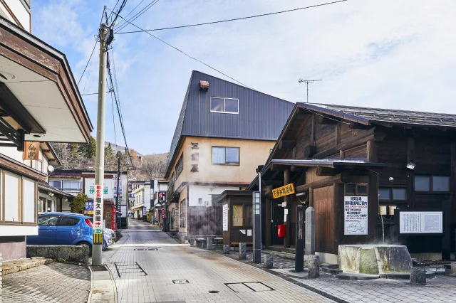 藏王溫泉下湯共同浴場與溫泉街,住宿客可以使用早上六點至晚上十點的長時間窗