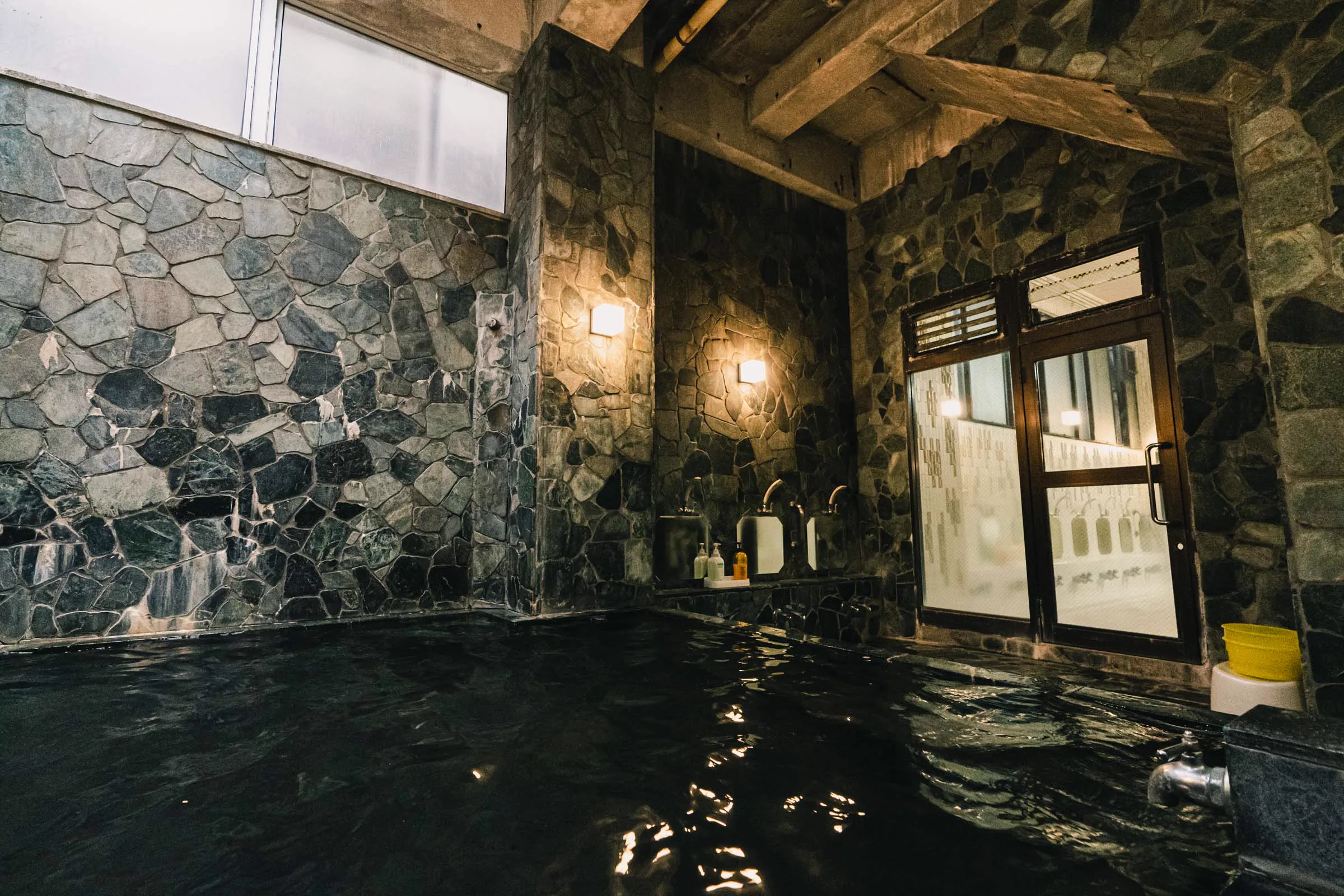 東京西大井(ピース)湯攻略:全館井戶軟水、強力電氣浴、半露天岩浴池與2026營業陷阱