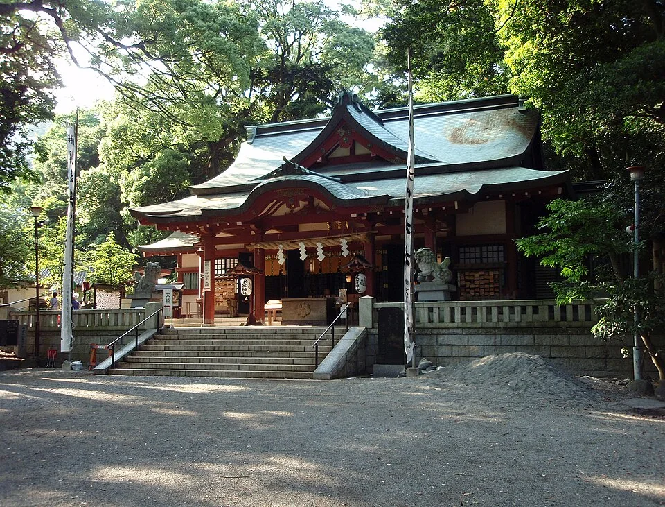 靜樹蔭下的來宮神社拜殿,前方石階和鳥居入口清楚可見