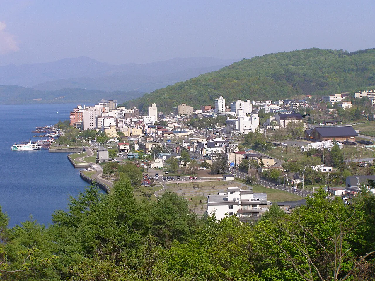 由高處俯瞰洞爺湖溫泉街與湖岸