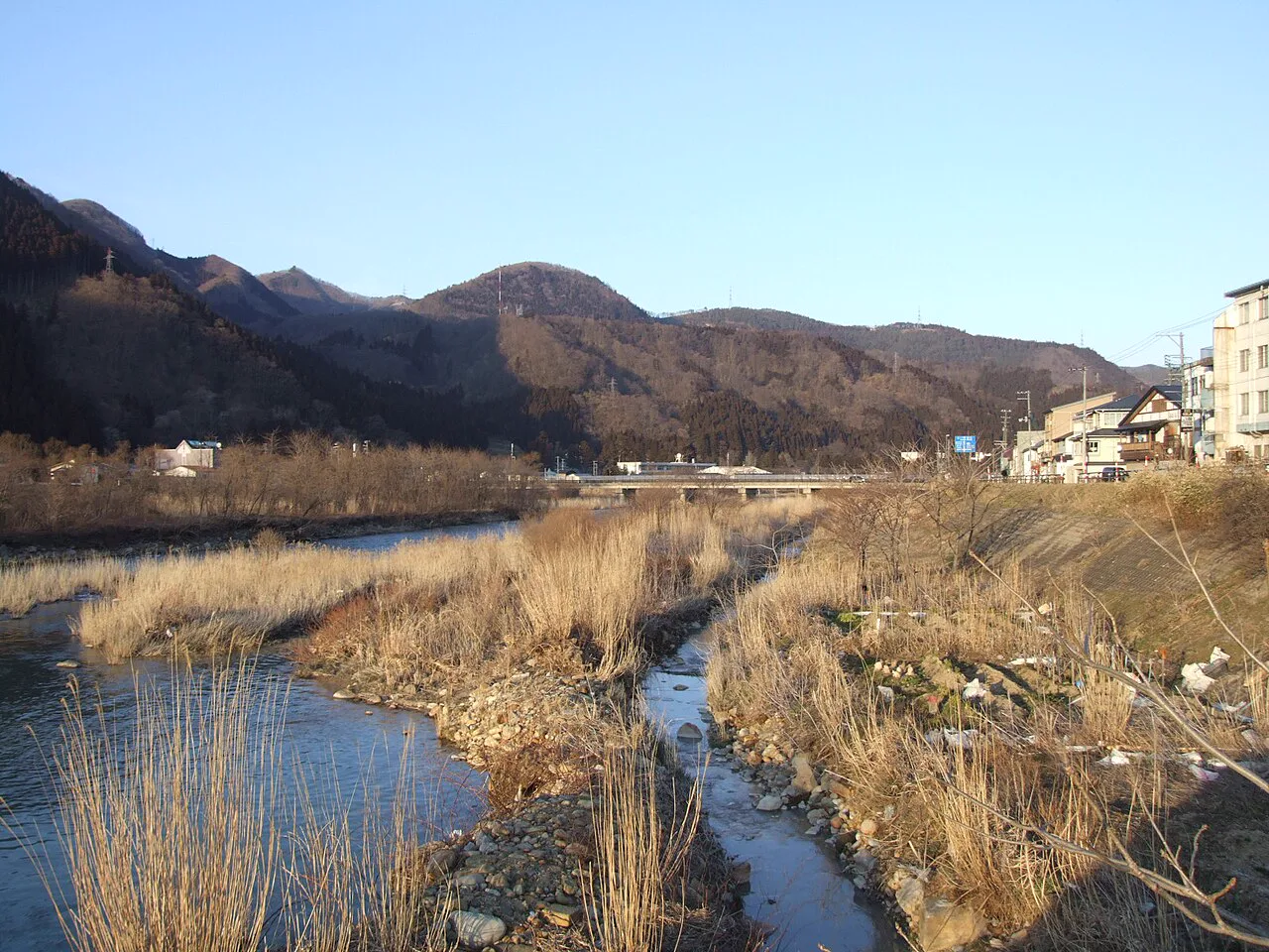 冬季鳴子溫泉的江合川與鳴子大橋一帶,雪季戶外以短距離安全觀景取代封閉步道