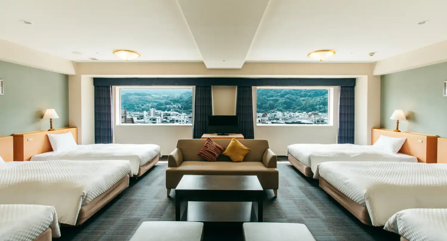 龜之井酒店別府的62㎡ Deluxe Family 6 Bed,六張單人床配置在同一房間