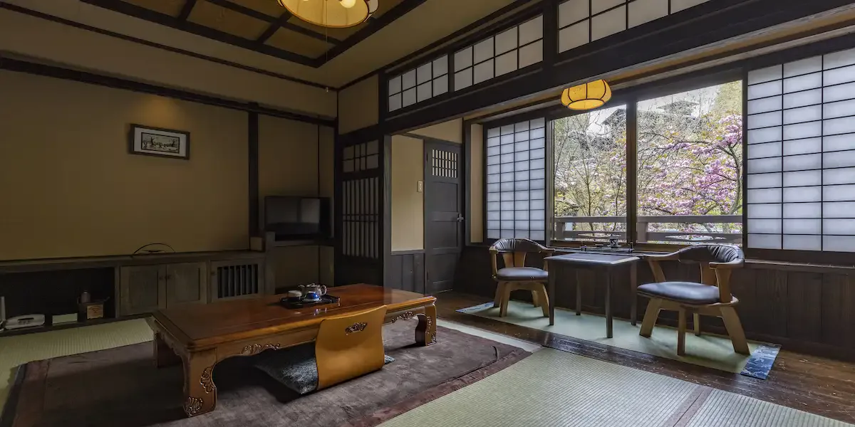 御客屋一樓和室,客房保留傳統木造格局但全室沒有浴室或淋浴