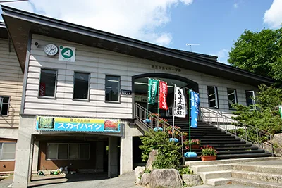 積雪中的藏王溫泉街與共同浴場,代表進入冬季後低海拔主體仍可成立