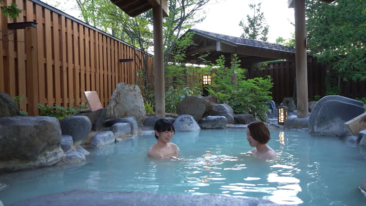 新左衛門之湯（もがみ）高湯露天浴池，館方標示使用100%藏王天然泉源