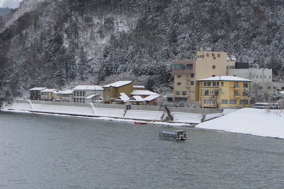 咲花溫泉幾月去最好?2026 春櫻、6月水中花火、秋紅葉、冬雪景與日歸住宿選擇
