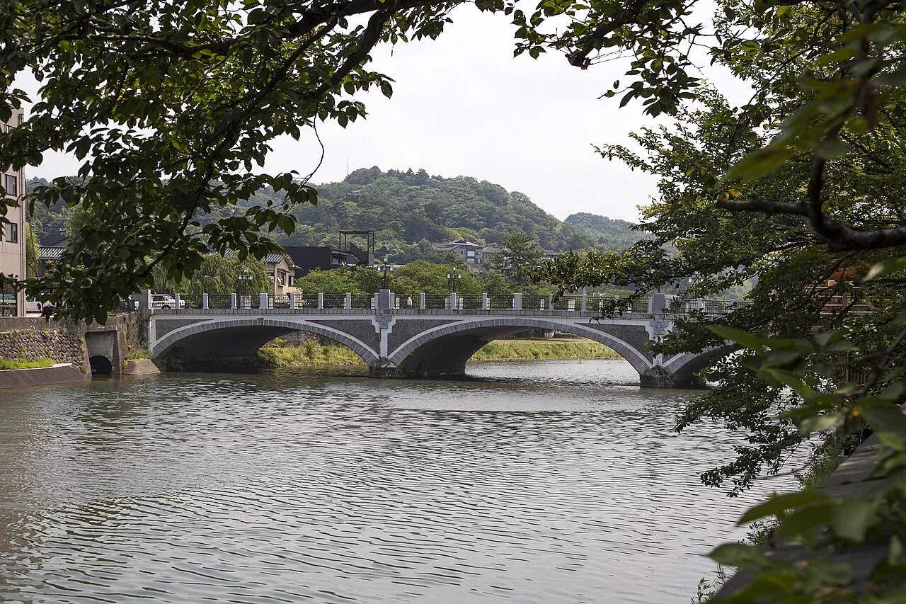 浅之川溫泉湯楽值得去嗎？2026成人¥490（約 HK$25／NT$100）、兩口泉源掛流、免費桑拿與金澤無車攻略