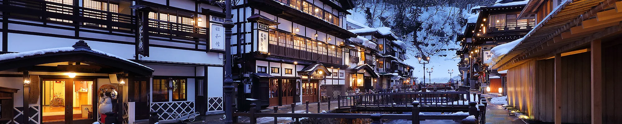 藏王溫泉 vs 銀山溫泉:冬季住哪裡?樹冰滑雪、雪夜街景、交通與泡湯彈性 2026–27