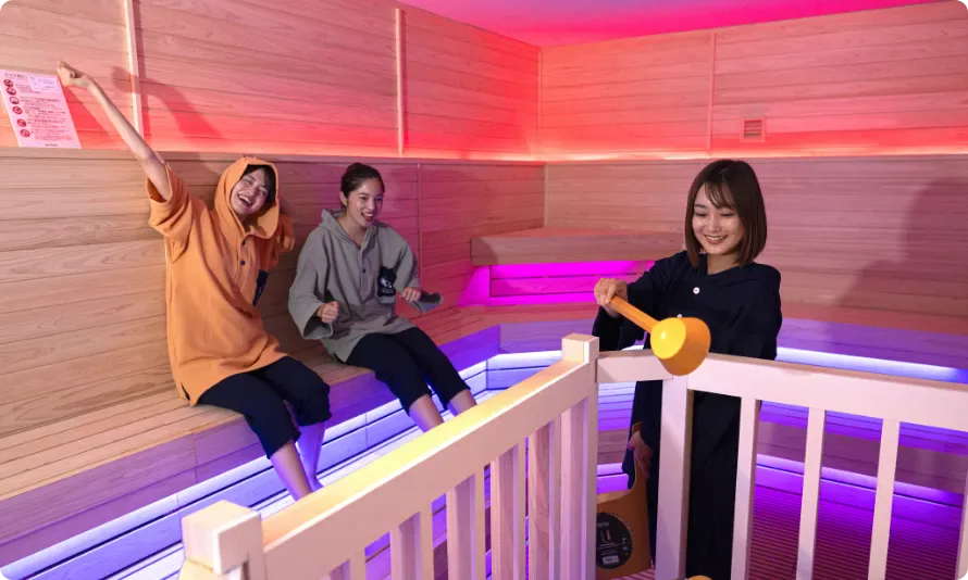 長崎 YUKULU Premium Sauna 的 Light and Sound Sauna 木質座席與燈光空間