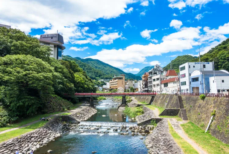 箱根湯本站月台與登山電車