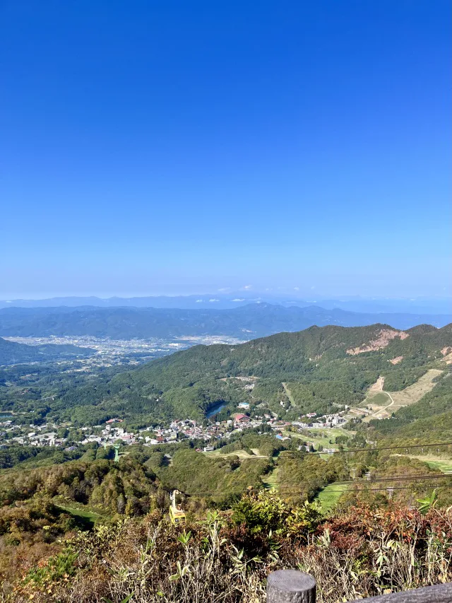 秋季鳥兜山展望台俯瞰山形盆地與轉色山坡