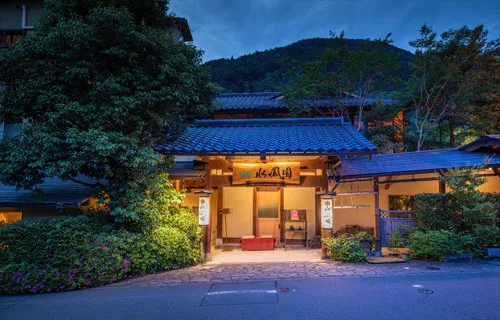 水鳳園值得住嗎?15室有8間露天浴池(露天浴池,設於戶外或半戶外的浴池)客房,本館與悠佳亭怎麼選
