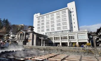草津Hotel一井 vs 草津Hotel 1913怎麼選？湯畑正面、雙泉源掛流與私人私人包場比較