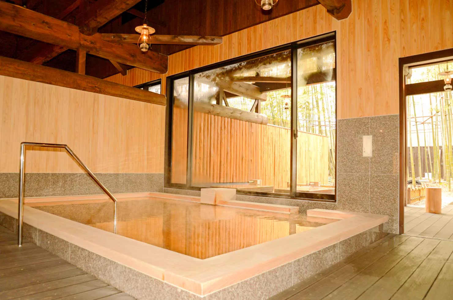 出雲車站前溫泉浴場（出雲駅前温泉らんぷの湯）正常營業時的檜木感浴池與竹林景觀