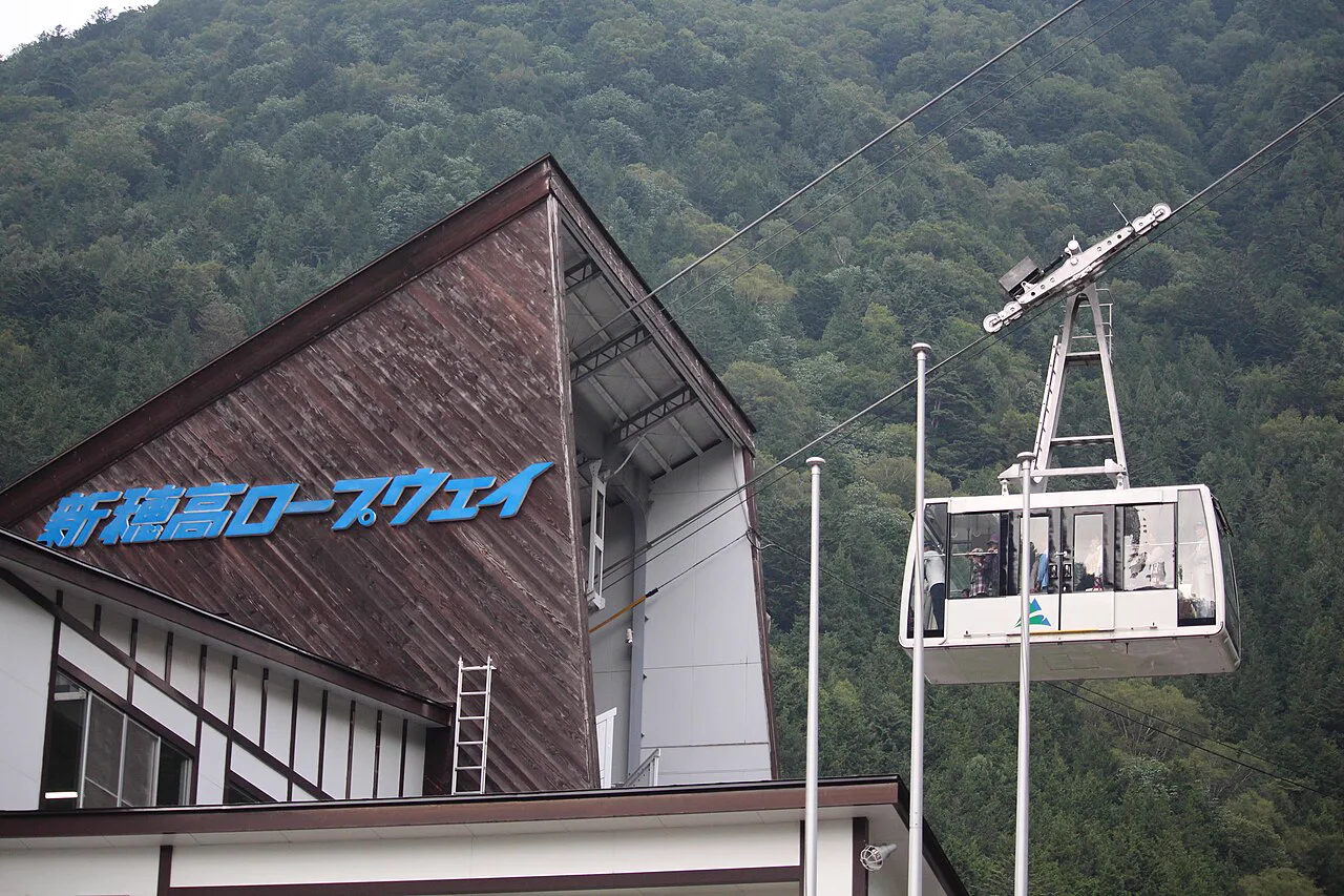 新穗高纜車的新穗高溫泉站建築，展示由高山巴士深入奧飛驒後的山岳交通終點