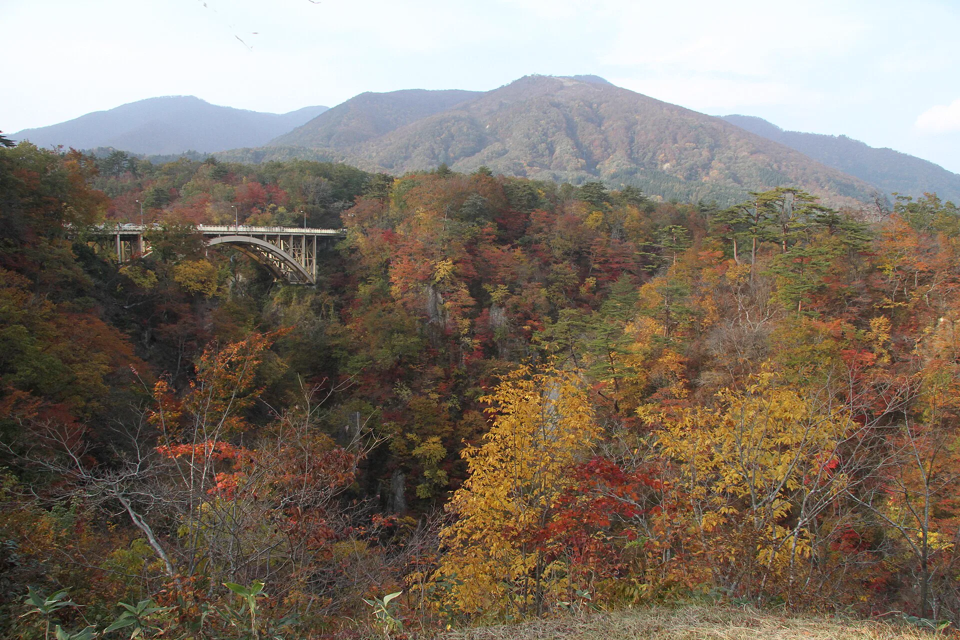 秋季鳴子峽的深谷、山坡與紅葉景觀,代表中山平無車一日路線中的季節性戶外主項