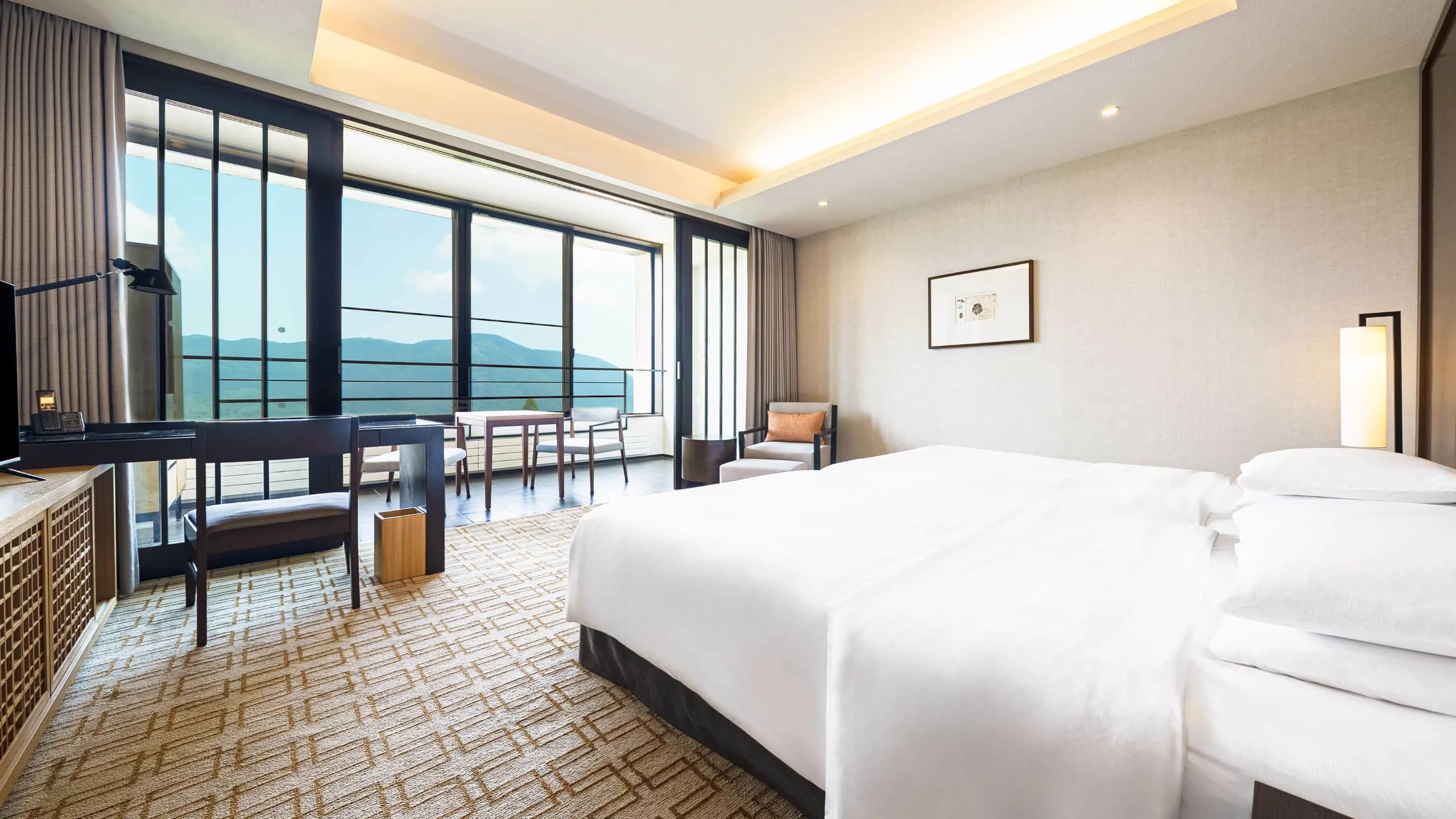 Hyatt Regency Hakone Resort and Spa 的 Mountain View Twin 大型客房