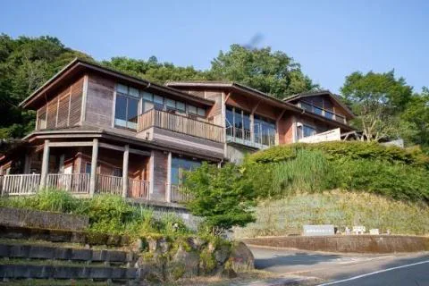白鳥溫泉上湯 vs 下湯怎麼選?2026 ¥500(約 HK$25/NT$102)、露天、天然蒸(し)浴池、私人包場與交通比較