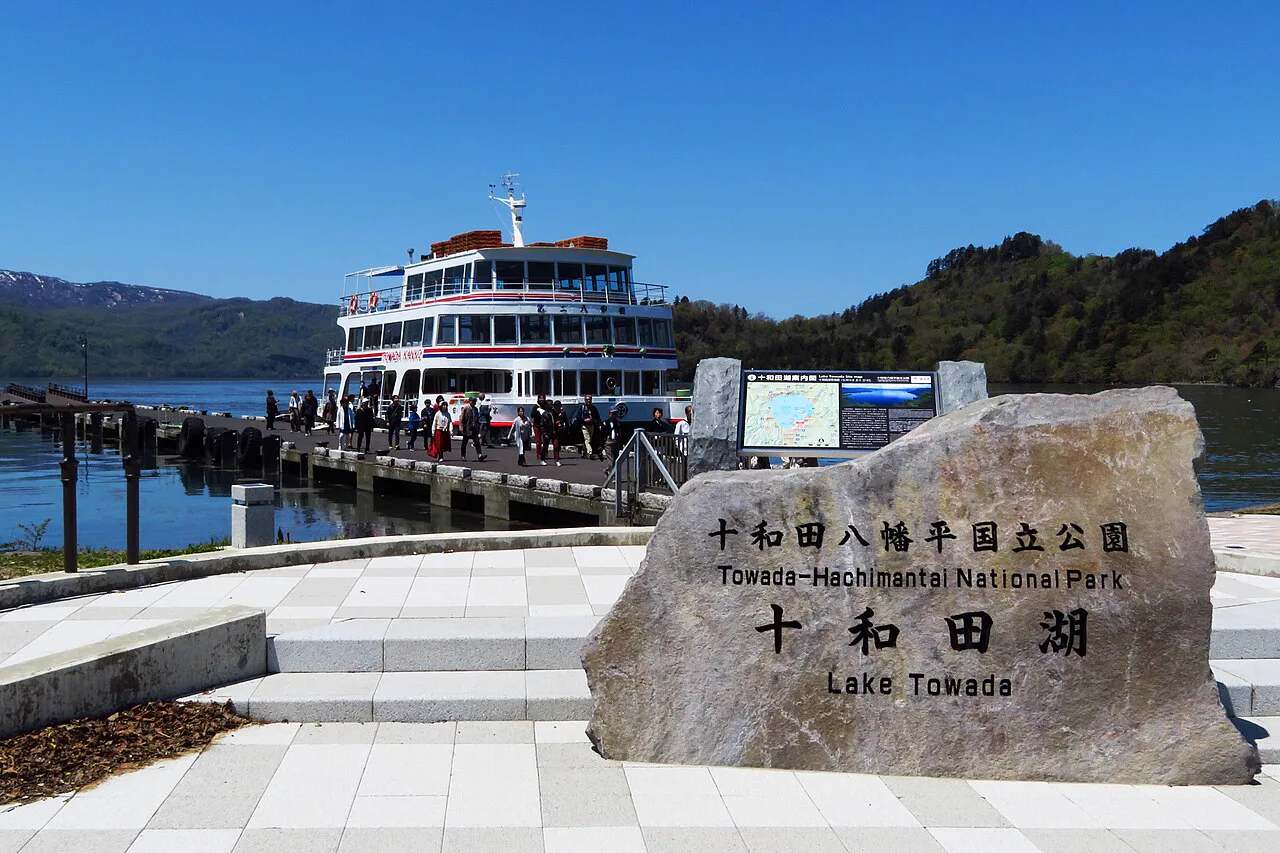 十和田湖休屋湖畔,可見湖面、岸邊與休屋住宿區周邊環境
