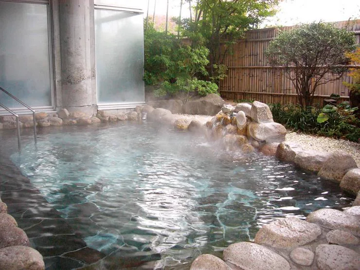 花(かげの)湯 vs 鼓川溫泉|2026 山梨市牧丘兩間市營溫泉怎麼選?700円(約 HK$35/NT$142)、露天、桑拿與臨時休館比較