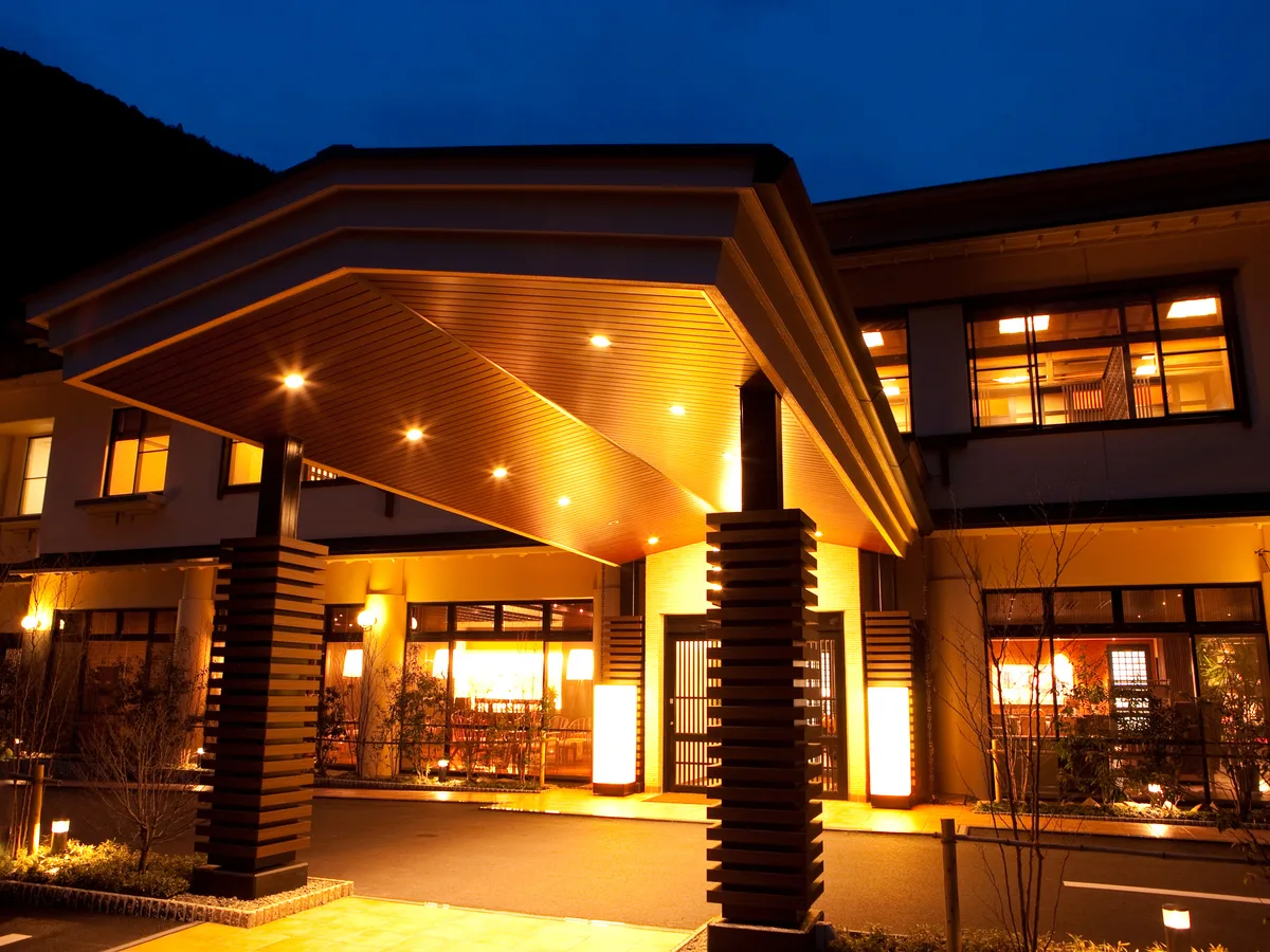 2026由布院優貝爾酒店(由布院ユウベルホテル)紅葉季值得住嗎?金鱗湖5分鐘、10間泉源掛流特別室 vs 23間和室怎麼選