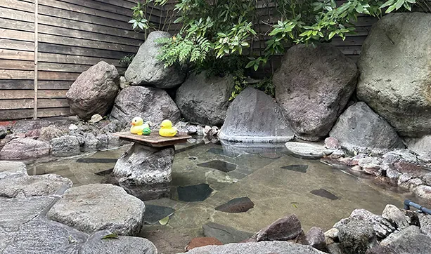 湯布院旅之藏值得住嗎?2 個泉源掛流私人包場湯、共用廚房與 8 室素泊住宿怎麼選