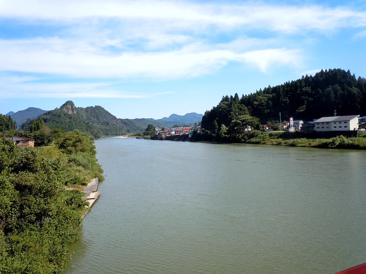 新潟縣阿賀町阿賀野川河谷景觀，用作咲花以東同一河川流域秋季進度的區域參考
