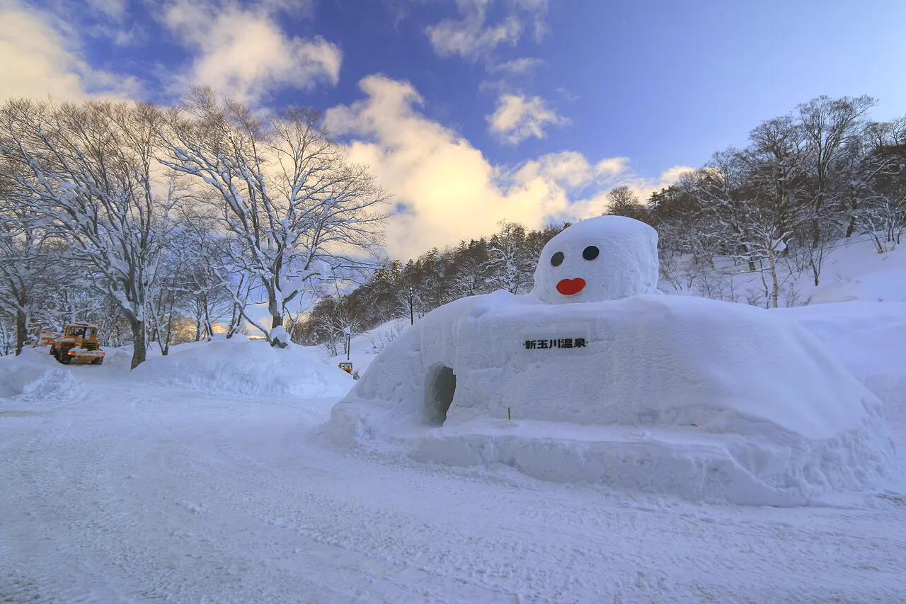 冬季積雪中的新玉川溫泉館舍