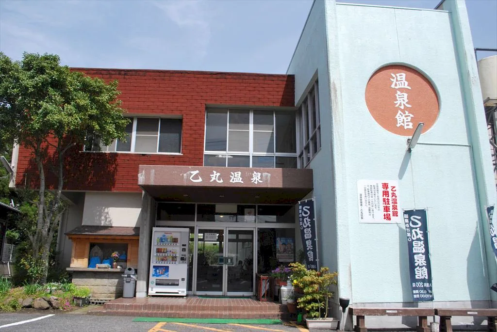 由布院站附近由布見通與由布岳，說明步行方向及山景
